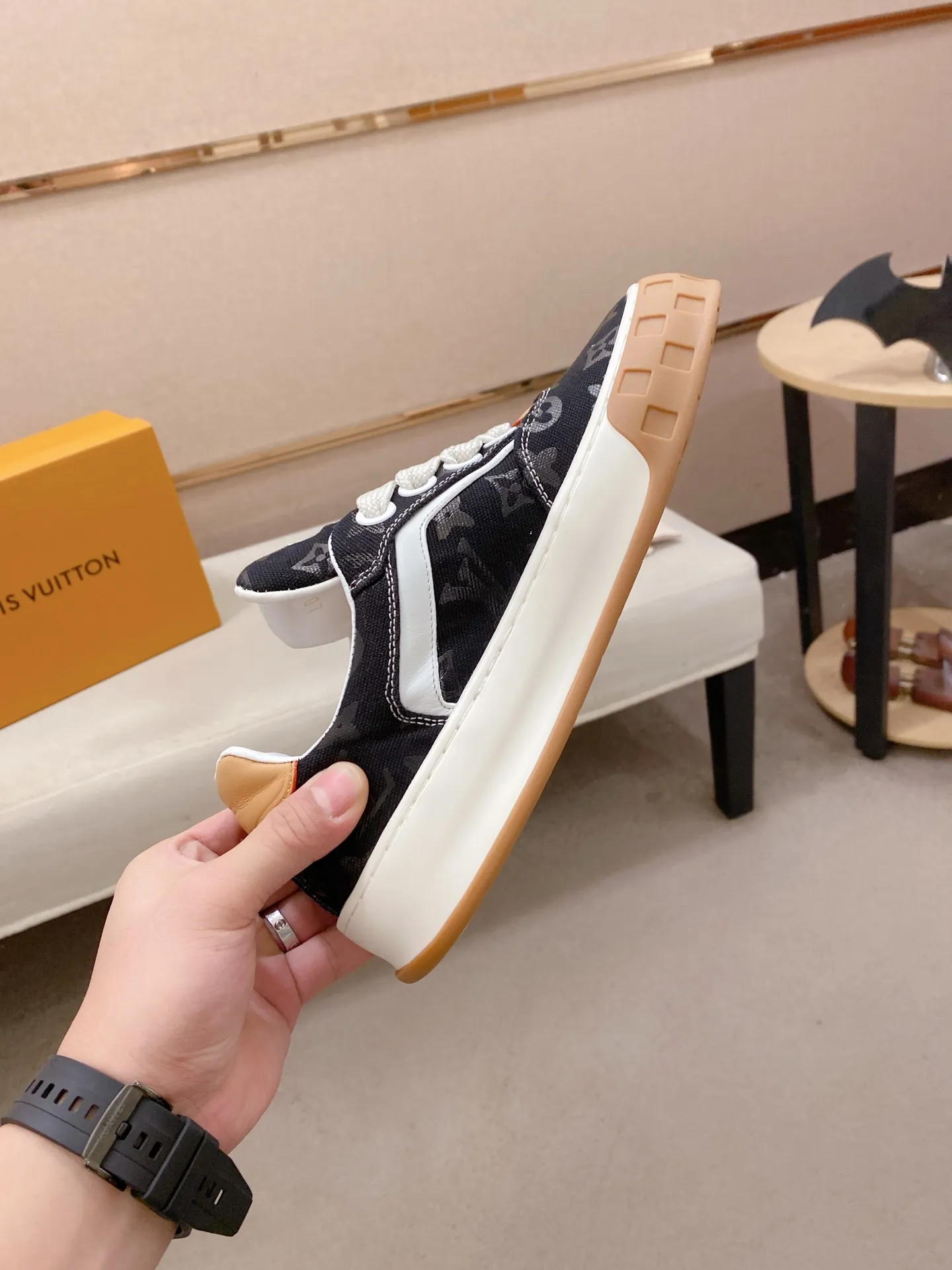 Factory price: 480💰 LV 🫏The colorful interpretation of BUTTERSOFT sneakers combines sheepskin, The colorful interpretation of LV BUTTERSOFT sneakers combines sheepskin and calfskin for a super soft feel. Designed by Pharrell Williams, this '60s-inspired shoe features a padded upper that's been crafted by Louis Vuitton craftsmen to further enhance the comfort of the leather. In addition to the LV initials, it features multiple signatures, including natural leather trim and an embossed pattern of Pharrell Williams and lobster on the side, referencing the Fall/Winter 2025 men’s show. A must-have artifact for fashionistas✅ Code number 38-44